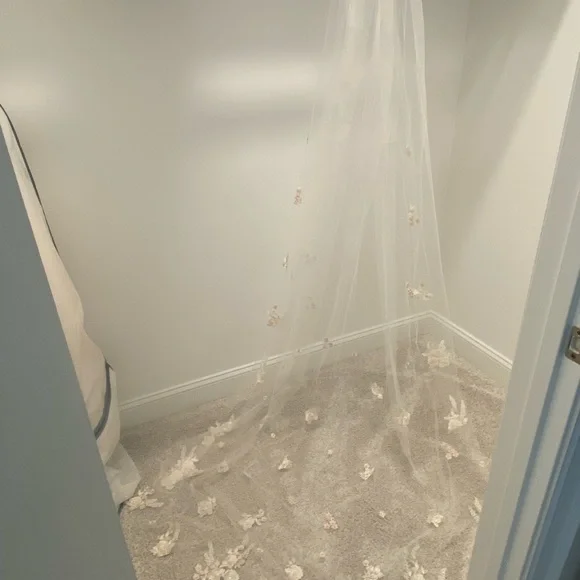 Wedding Veil - Picture 3 of 4